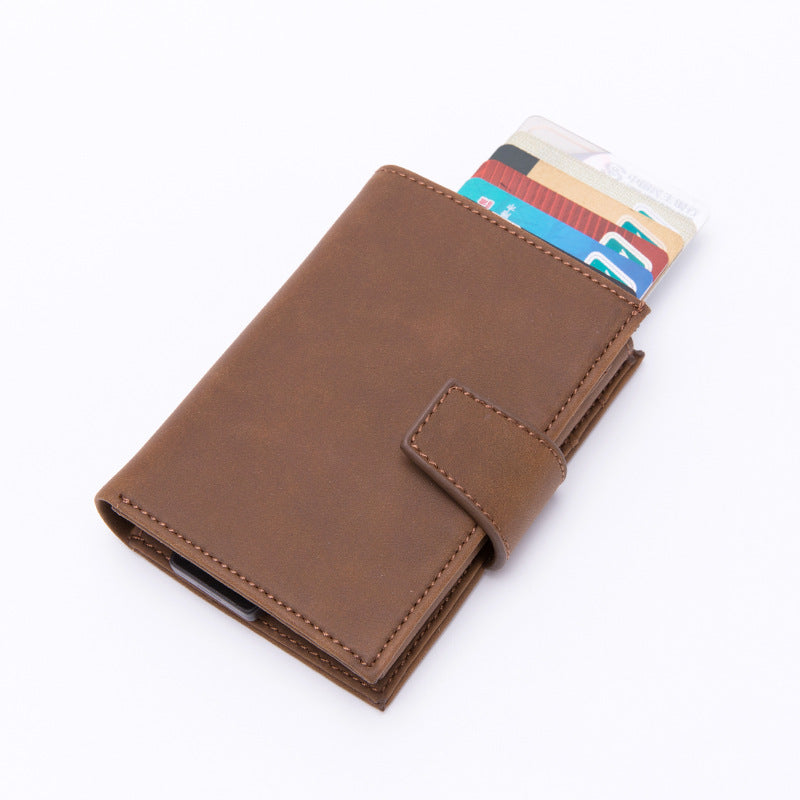 Portefeuille en cuir marron avec rabat et plusieurs cartes de crédit visibles