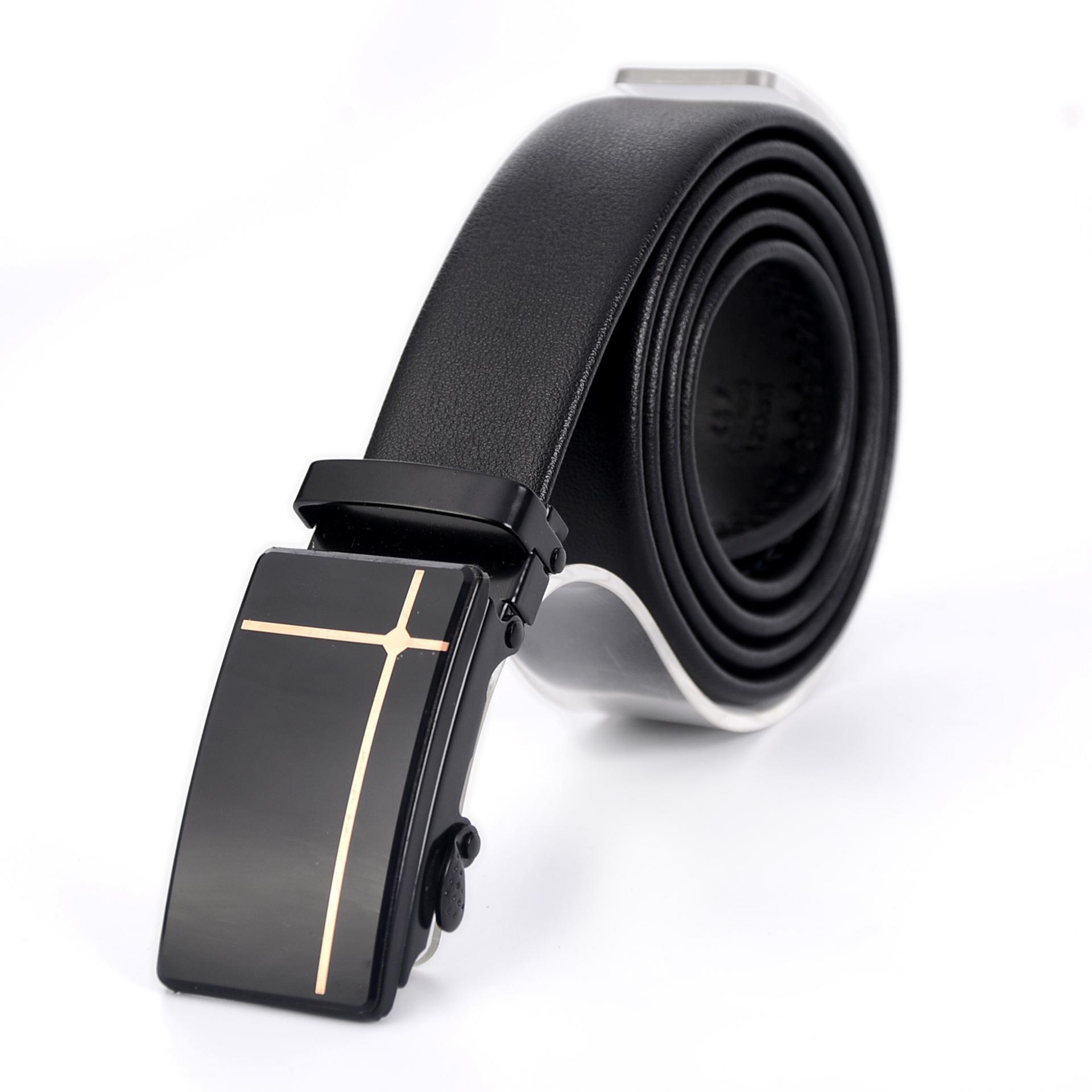 Ceinture en cuir noir grainé avec boucle automatique métallique noire et détails dorés