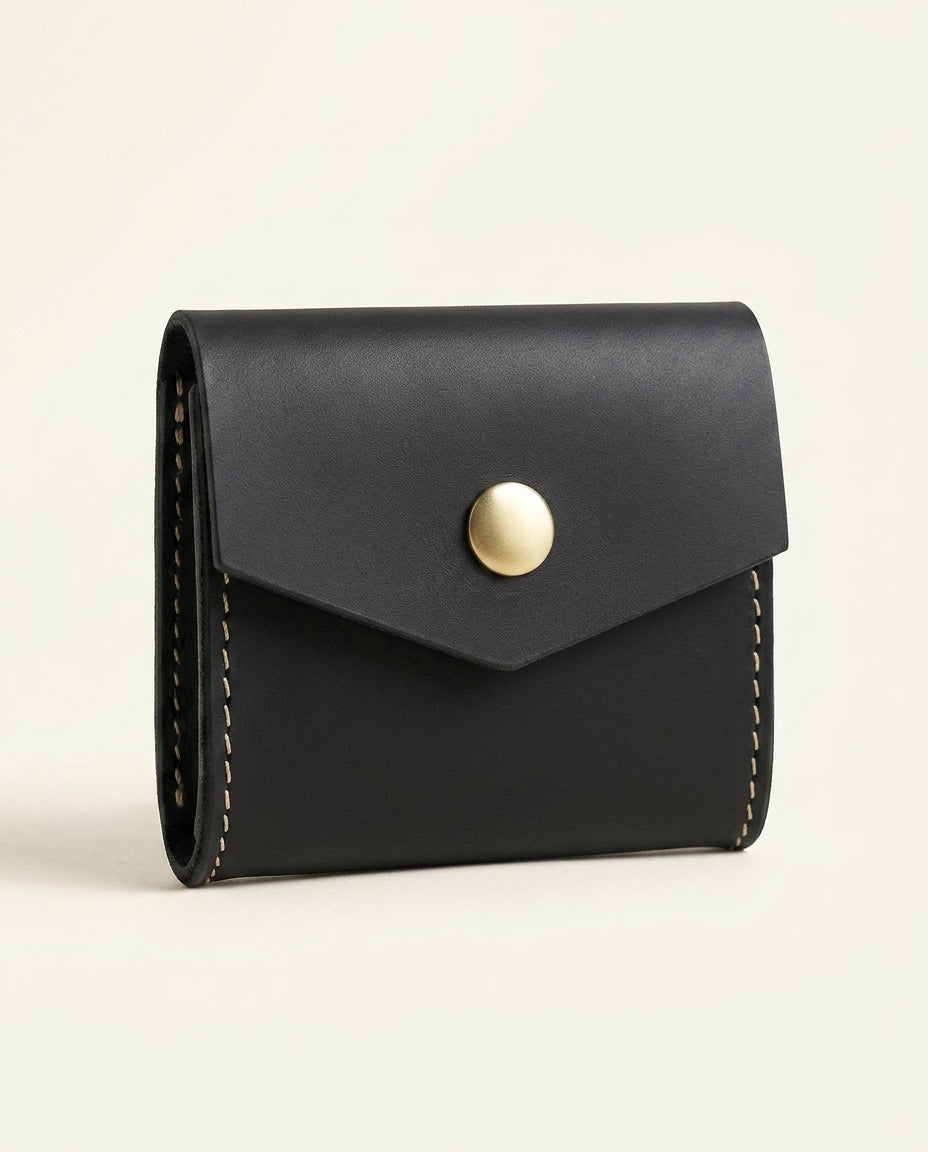 Goncourt — Porte-monnaie noir, vue de face sur fond crème